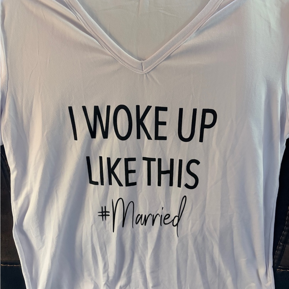 Chic White Graphic Tee - Short Sleeve